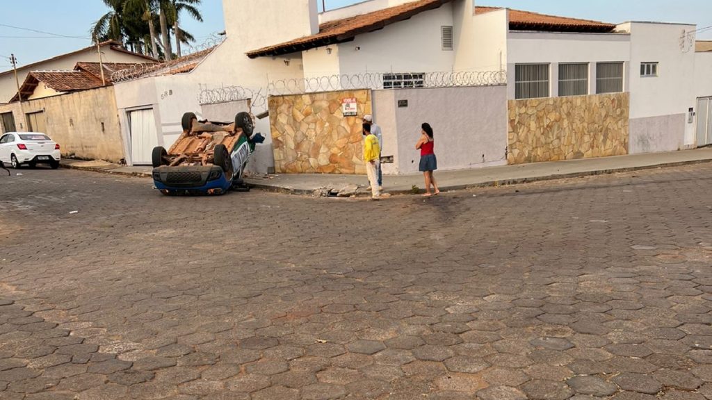 Após colisão viatura da PM capota e deixa dois feridos em Pires do Rio