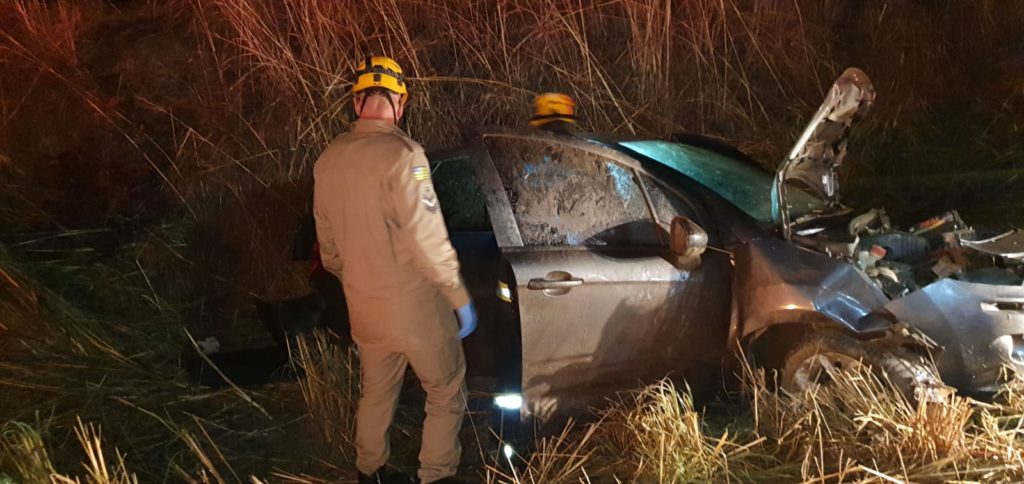 Carro sai da pista e deixa uma pessoa ferida na GO 330 entre Catalão e