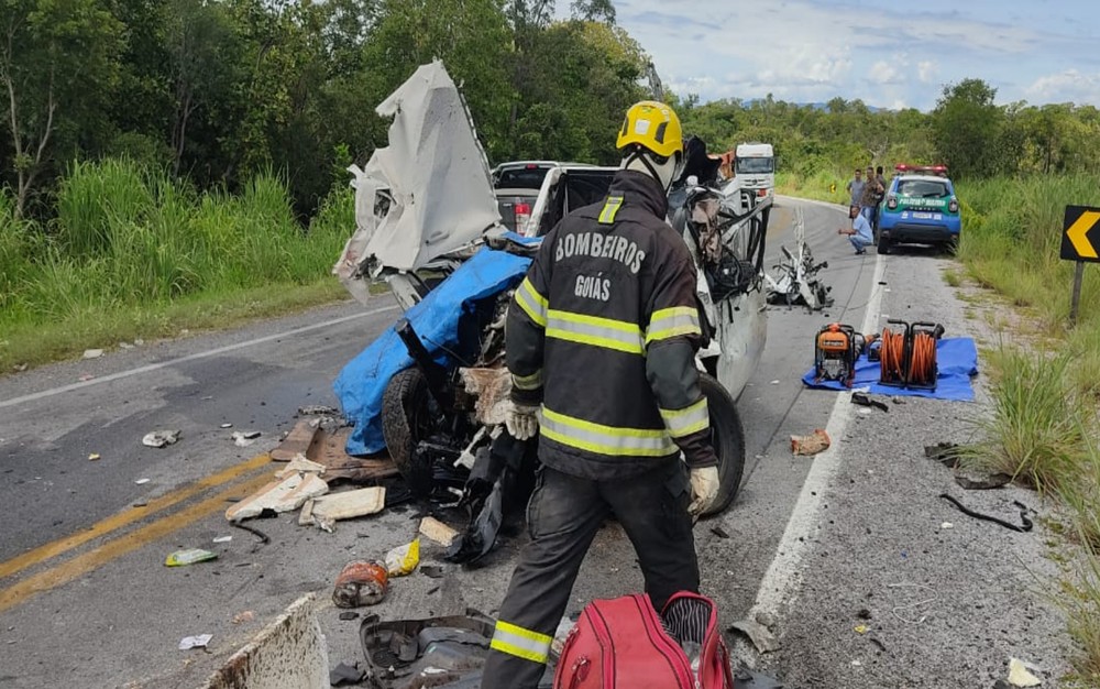 Acidente entre carreta e caminhonete mata três pessoas na GO 118 em