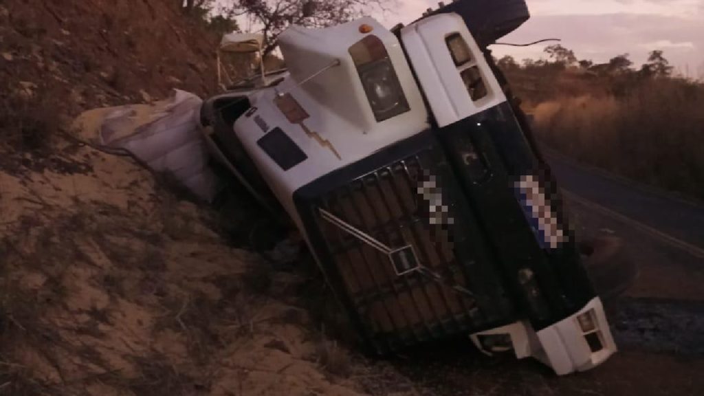 Carreta Carregada De Soja Tomba Na Rodovia Go Em Catal O Portal