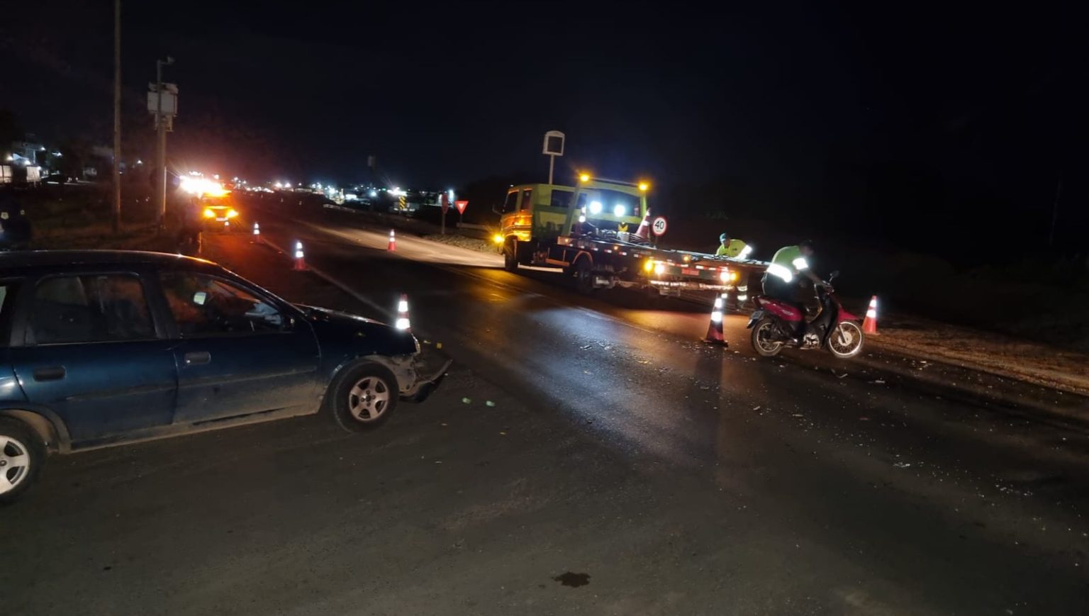 Colisão carro versus moto deixa duas pessoas feridas na BR 050 em