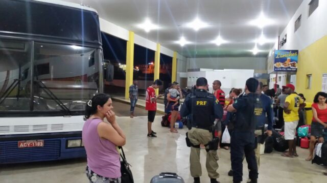 PRF E ANTT APREENDEM ÔNIBUS CLANDESTINOS NA BR 050