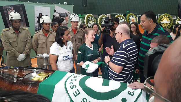 Emoção e homenagens no adeus do repórter cinematográfico Ari Júnior