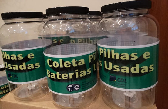 Preocupada com o Meio Ambiente: ACIC/CDL distribui para o comércio, recipientes para coleta de pilhas e baterias usadas