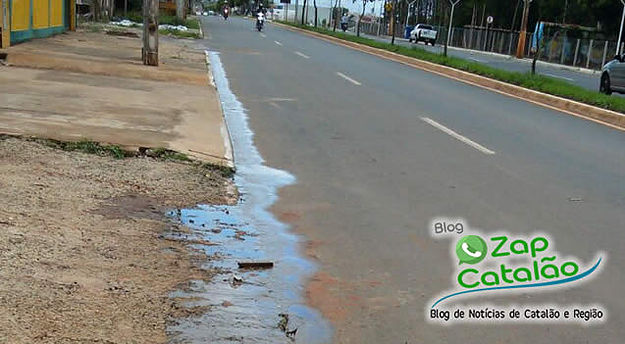 Vazamento de esgoto incomoda lojistas da avenida Dr. Lamartine