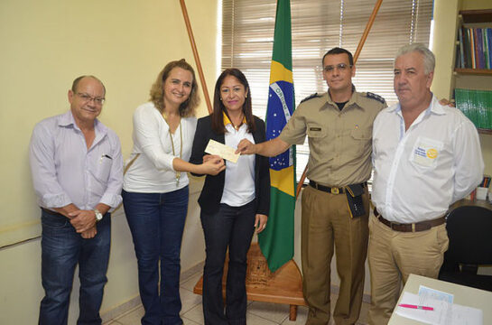 Secretária entrega doação para Colégio Militar
