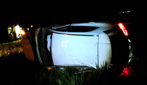 CAPOTAMENTO NA GO 330 DEIXA VÍTIMA PRESSA NO INTERIOR DO VEÍCULO