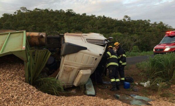 Bombeiros atendem grave acidente de trânsito na GO-213 - entre Caldas Novas e Ipameri