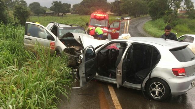 Colisão frontal na GO 330 em Ipameri deixa uma pessoa morta e sete feridas