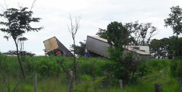 Acidente deixa trânsito fechado no KM 288 na Br-364 em Mineiros