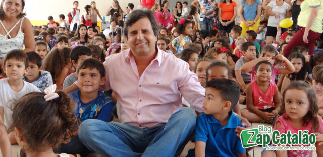 PREFEITO DE OUVIDOR RECEPCIONA OS ALUNOS NA VOLTA ÀS AULAS DO MUNICÍPIO