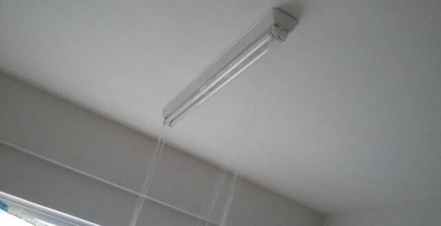 Vídeo mostra chuva dentro de sala de aula em creche de Catalão; assista