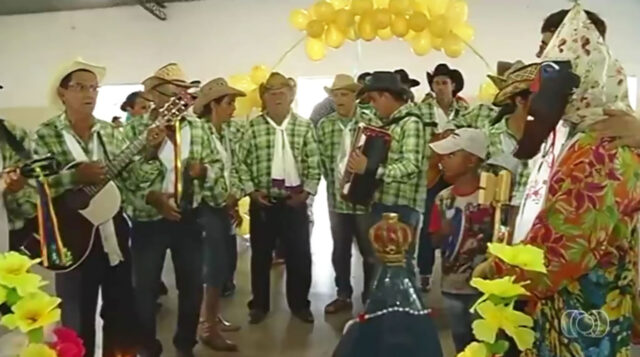 Grupo de Catalão mantém tradição e celebra a Folia de Reis, em Goiás