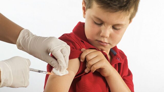Meninos já podem se vacinar contra HPV no SUS, anuncia Ministério da Saúde
