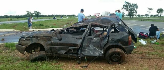 VEÍCULO CAPOTA NA BR 060 E MATA BEBÊ DE TRÊS MESES