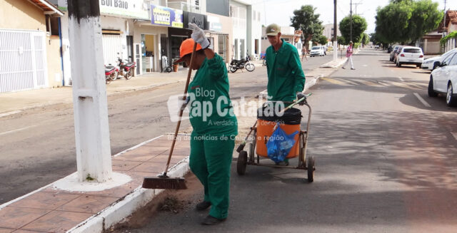 OUVIDOR: SECRETARIA DE INFRAESTRUTURA JUNTAMENTE COM A EMPRESA SAMMA REALIZA LIMPEZA URBANA