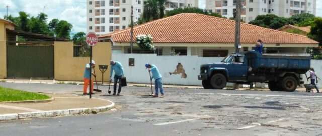 PREFEITURA REALIZA TRABALHO DE TAPA-BURACOS EM RUAS E AVENIDAS DE CATALÃO