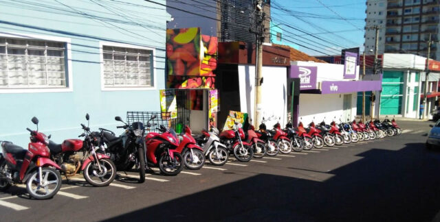 MOTOCICLISTAS RECLAMAM DE FALTA DE VAGAS PARA ESTACIONAR NO CENTRO DE CATALÃO