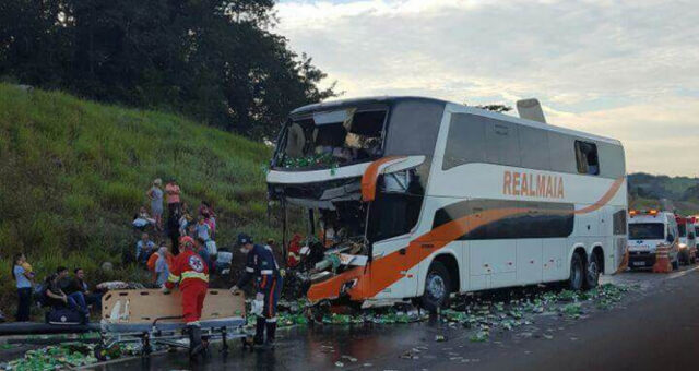 ACIDENTE COM ÔNIBUS TIRA A VIDA DE UM CASAL DE IDOSOS E DEIXA 28 FERIDOS