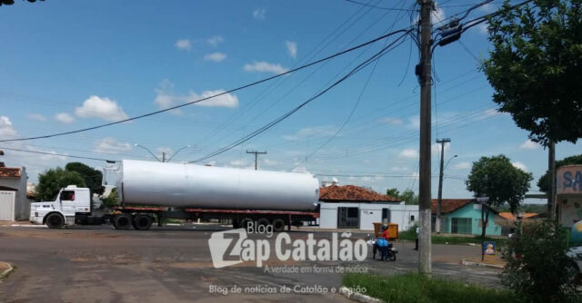 FLAGRANTE: CARRETA DANIFICA FIOS DE TELEFONIA NO BAIRRO SANTA TEREZINHA