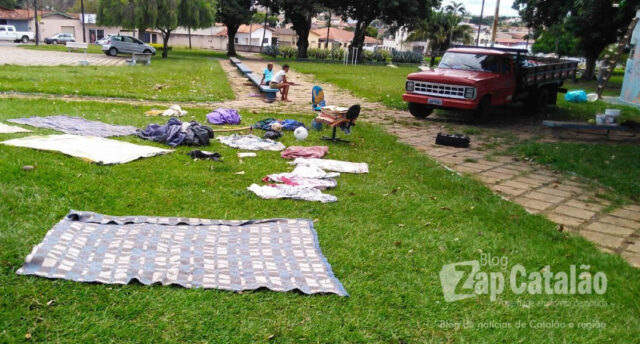 PREFEITURA DE CATALÃO REALIZA A RETIRADA DE ANDARILHO DA PRAÇA DUQUE DE CAXIAS