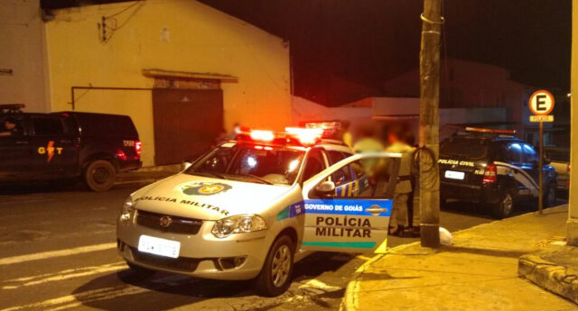 GOIANDIRA: PM REALIZA PRISÃO DE DOIS MAIORES E APREENSÃO DE DOIS MENOR QUE TENTAVAM ARREMESSAR DROGAS E CELULARES NO PRESÍDIO DA CIDADE
