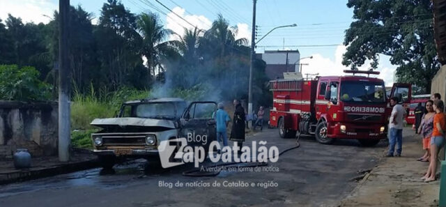 VEÍCULO PEGA FOGO NA AVENIDA 20 DE AGOSTO