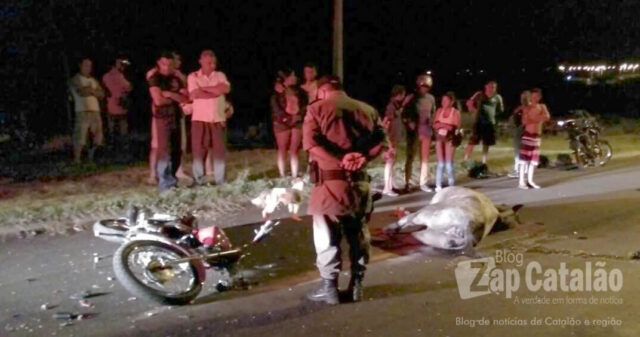 MOTOCICLISTA FICA FERIDO APÓS COLIDIR CONTRA CAVALO NO BAIRRO ALBINO ALVINO, EM CATALÃO