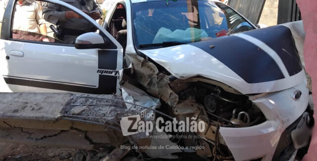 CARRO COLIDE EM POSTE DE ILUMINAÇÃO PÚBLICA E DEIXA CONDUTOR FERIDO, EM CATALÃO