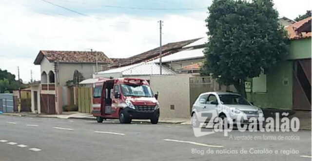 BOMBEIROS PRESTA PRIMEIROS SOCORROS A VÍTIMA DESMAIADA