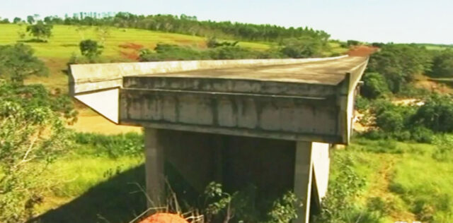 MORADORES RECLAMAM QUE PONTE ESTÁ INACABADA HÁ 40 ANOS, EM DAVINÓPOLIS