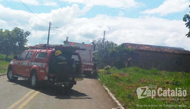 BOMBEIROS COMBATE INCÊNDIO EM RESIDÊNCIA EM CATALÃO