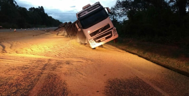 CARRETA TOMBA E INTERDITA A BR 050