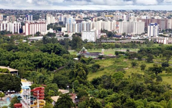 Covid-19: novo decreto em Caldas Novas restringe funcionamento de hotéis e bares