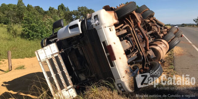 CARRETA TOMBA NA GO 330 E MOTORISTA É DETIDO POR EMBRIAGUEZ AO VOLANTE