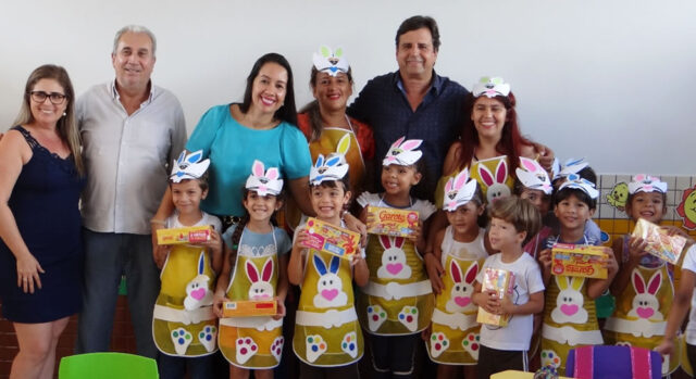 PREFEITURA DE OUVIDOR REALIZA ENTREGA DE CHOCOLATES PARA CRIANÇAS DA REDE DE ENSINO MUNICIPAL E ESTADUAL