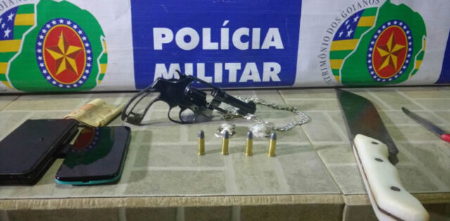 POLÍCIA MILITAR REALIZA PRISÃO DE TRÊS SUSPEITOS POR PORTE ILEGAL DE ARMA DE FOGO E ENTORPECENTES