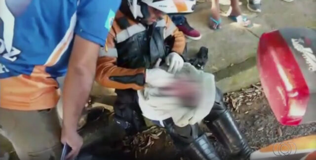 VÍDEO MOSTRA RESGATE DE BEBÊ ACHADO DENTRO DE MALA EM APARECIDA DE GOIÂNIA