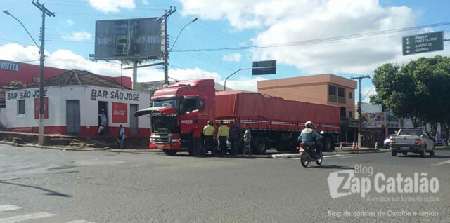 CARRETA COM PROBLEMAS MECÂNICO PARALISA PARCIALMENTE TRÁFEGO NA AV. DR. LAMARTINE