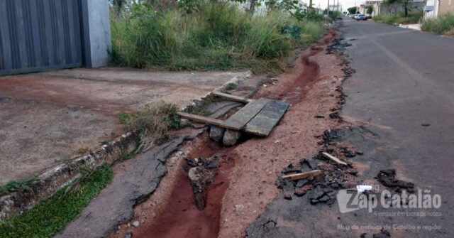 MORADORES RECLAMAM DE BURACOS E FALTA DE MANUTENÇÃO EM ALGUMAS RUAS DO BAIRRO ESTRELA, EM CATALÃO