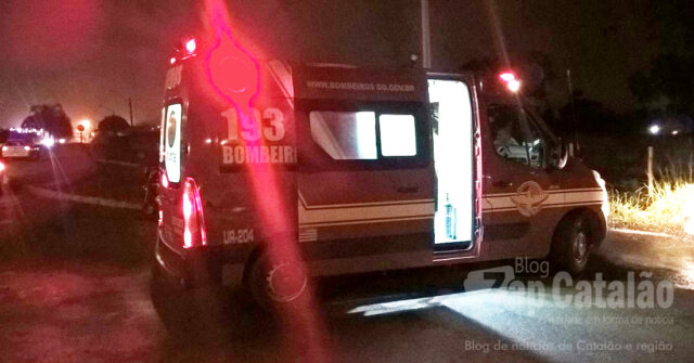 TRÊS PESSOAS FICAM FERIDAS APÓS QUEDA DE MOTO NA GO 330, EM CATALÃO