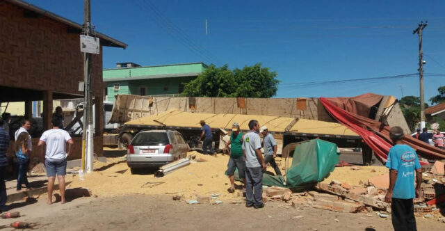 EM IPAMERI, CARRETA PERDE O FREIO, DESCE RUA E ATINGE PANIFICADORA