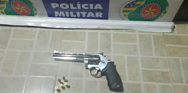 PM REALIZA PRISÃO DE SUSPEITO POR PORTE E DISPARO DE ARMA DE FOGO EM VIA PÚBLICA