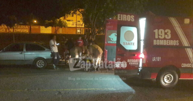 CICLISTA FICA FERIDO APÓS UMA FORTE COLISÃO NA TRASEIRA DE CARRO ESTACIONADO