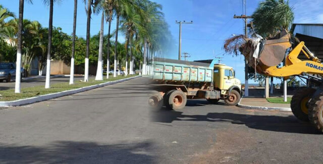 PREFEITURA DE OUVIDOR REALIZA RECOLHIMENTO DE ENTULHOS E PINTURA DE MEIO FIOS NAS VIAS PÚBLICAS