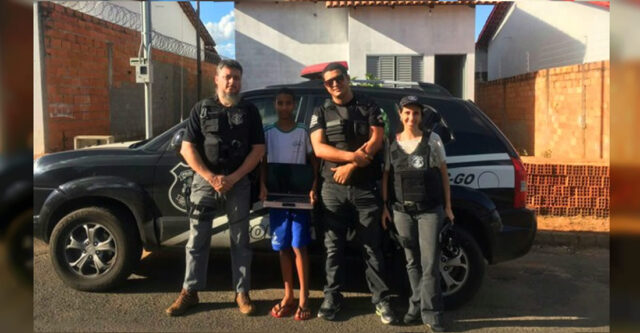 1ª DDP DE CATALÃO DOA COMPUTADOR A JOVEM QUE PEDIU, EM RÁDIO, EQUIPAMENTO PARA ESTUDAR