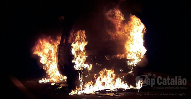 VEÍCULO PEGA FOGO NA RODOVIA GO 210, EM NOVA AURORA