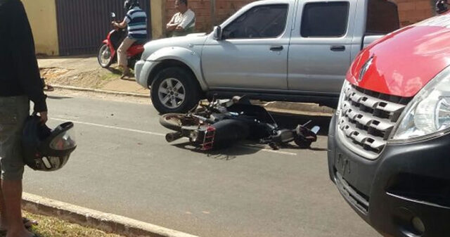 FLAGRANTE: MOTOCICLISTA COLIDE EM VEÍCULO ESTACIONADO