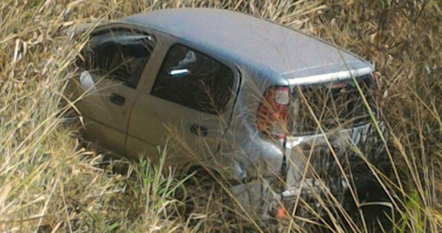 COLISÃO TRASEIRA SEGUIDA DE SAÍDA DE PISTA NA GO 330 DEIXA DUAS PESSOAS FERIDAS