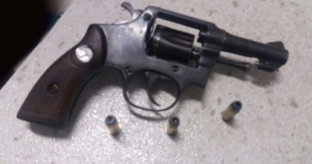 JOVEM DE 18 ANOS É PRESO POR PORTE ILEGAL DE ARMA DE FOGO